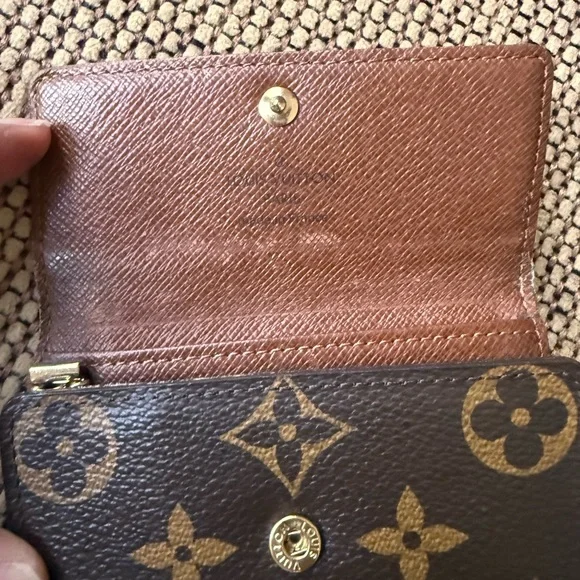 Louis Vuitton Brown and Gold Monogram key holder. Authentic - Picture 2 of 3